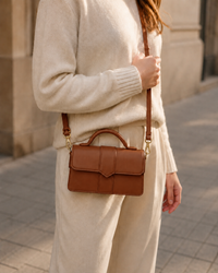 Bolso Alma marrón llevado al hombro