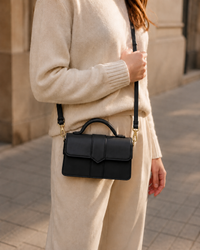 Bolso Alma negro llevado al hombro