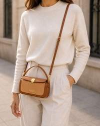 Bolso Colette marrón llevado cruzado
