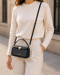 Bolso Colette negro llevado en la mano
