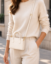 Bolso Olivia crema llevado al hombro