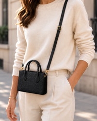 Bolso Olivia negro llevado al hombro